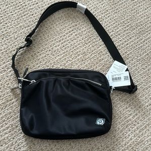 lululemon city adventure cross body